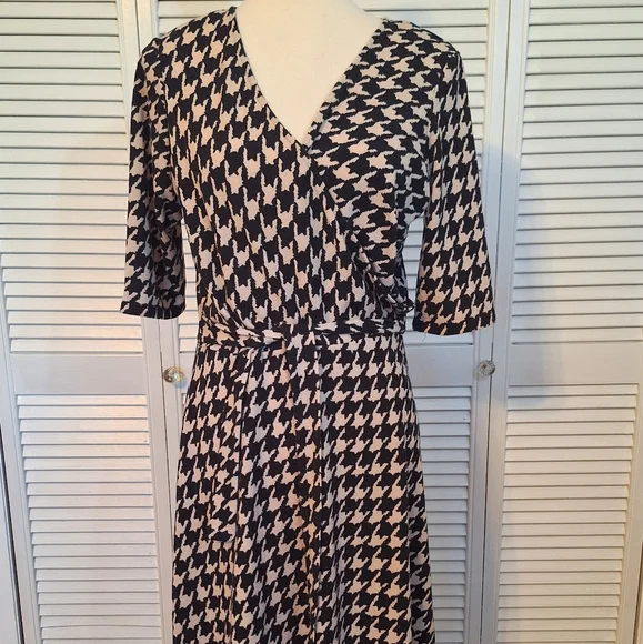 Sandra Darren stretchy houndstooth fit and flare dress sz 12 *L3 - Picture 2 of 6